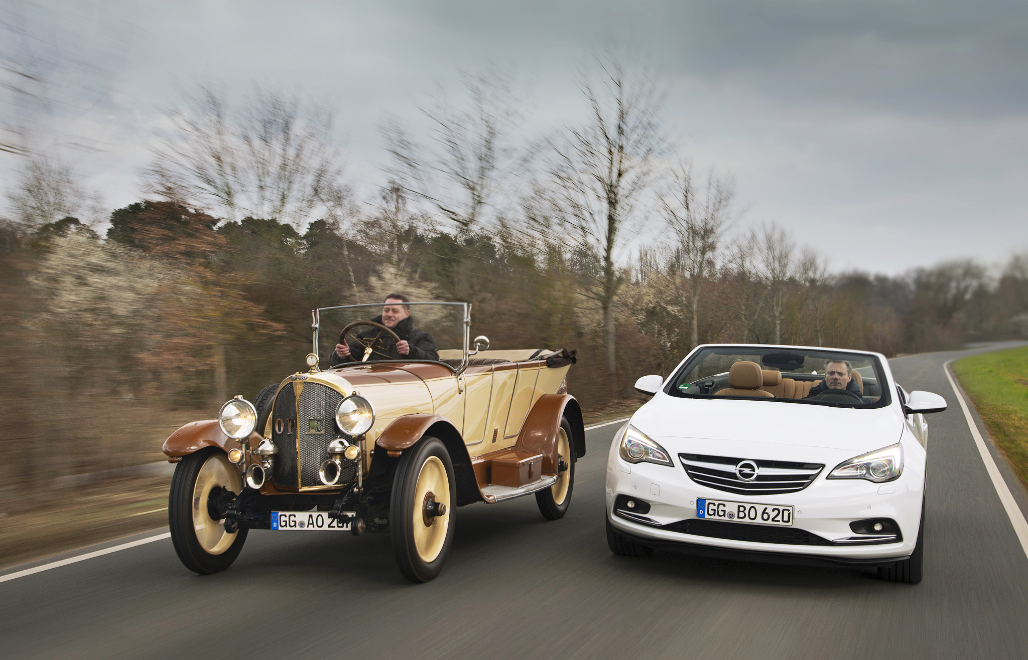 Accompanied by the Opel Cascada, the Opel 8/25 PS displays 1920s flair.