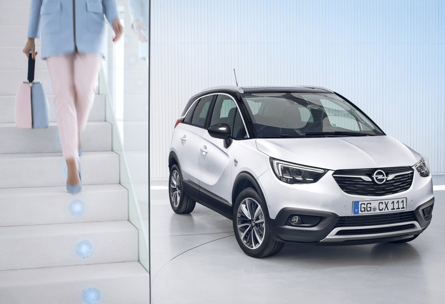 Opel Crossland na białej posadzce, schody, kobiece nogi