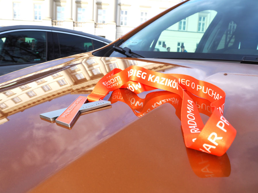 Medal X Biegu Kazików, pomarańczowa maska samochodu