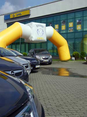 Opel Meriva II przed salonem