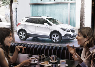 Opel Mokka - przed kawiarnią