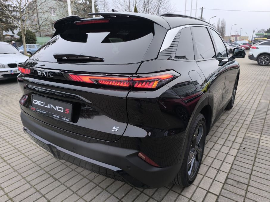 BAIC Piątka z nowym napisem na klapie bagażnika