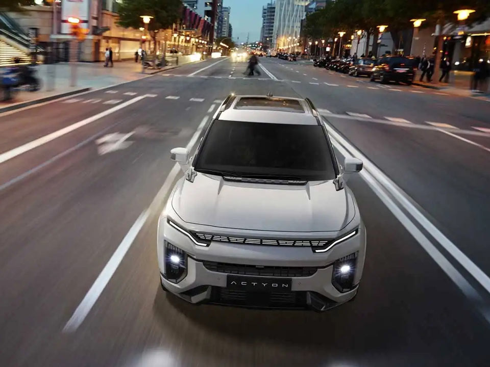 Dane techniczne KGM Actyon. Szybka jazda bulwarem, wieczorem