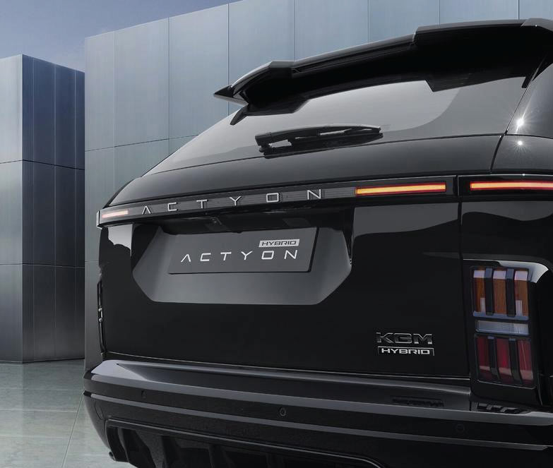 Klapa, drzwi bagażnika. Emblemat KGM Hybrid i tablica rejestracyjna Actyon Hybrid