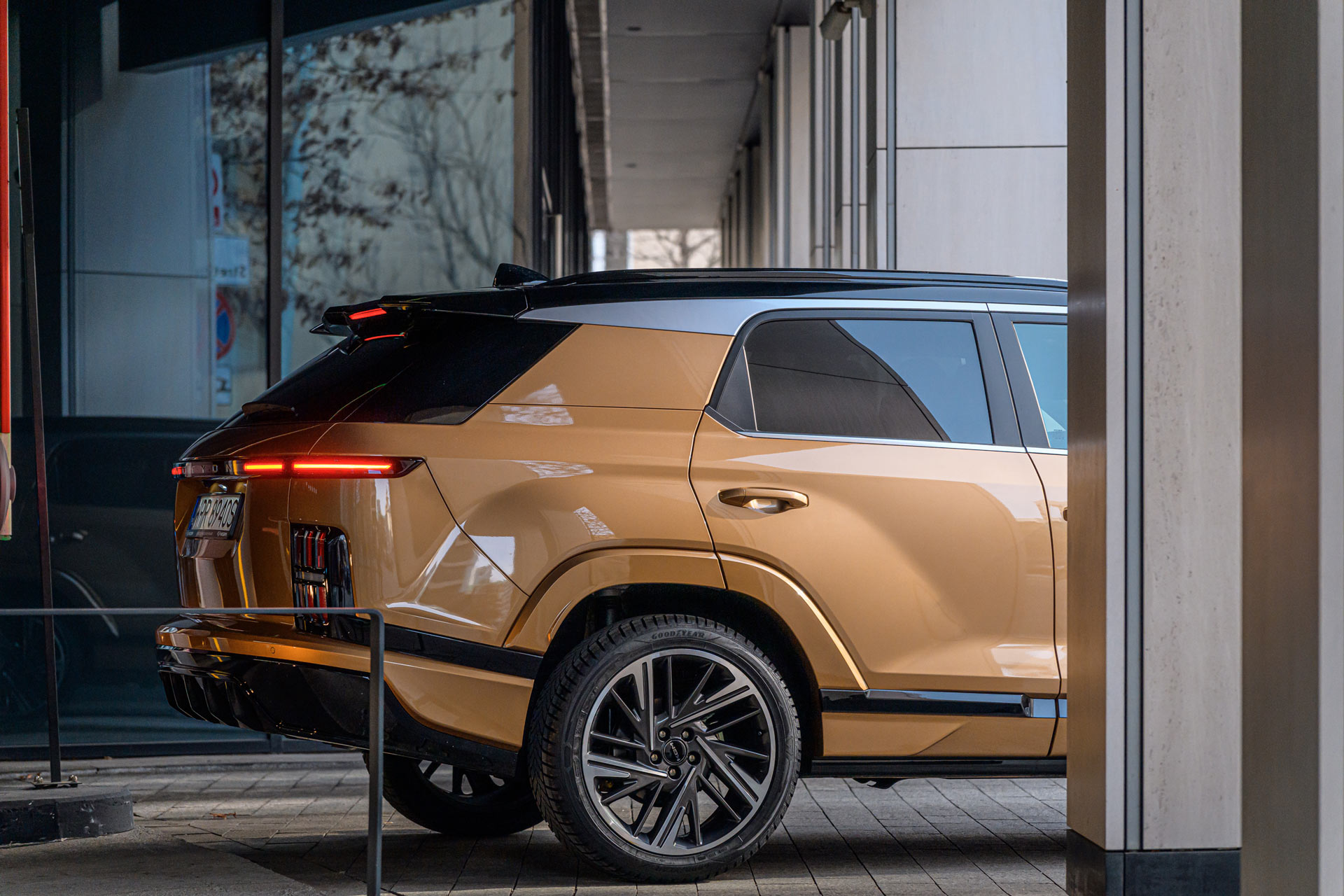 Palące się, smukłe lampy tylne LED Actyona. Zdjęcie samochodu z boku