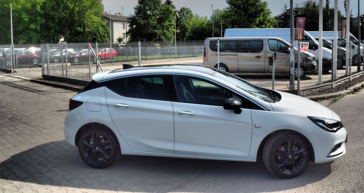 Biały Opel Astra V Black Edition