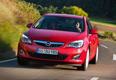 Przód Opel Astra IV przed liftingiem, czerwona