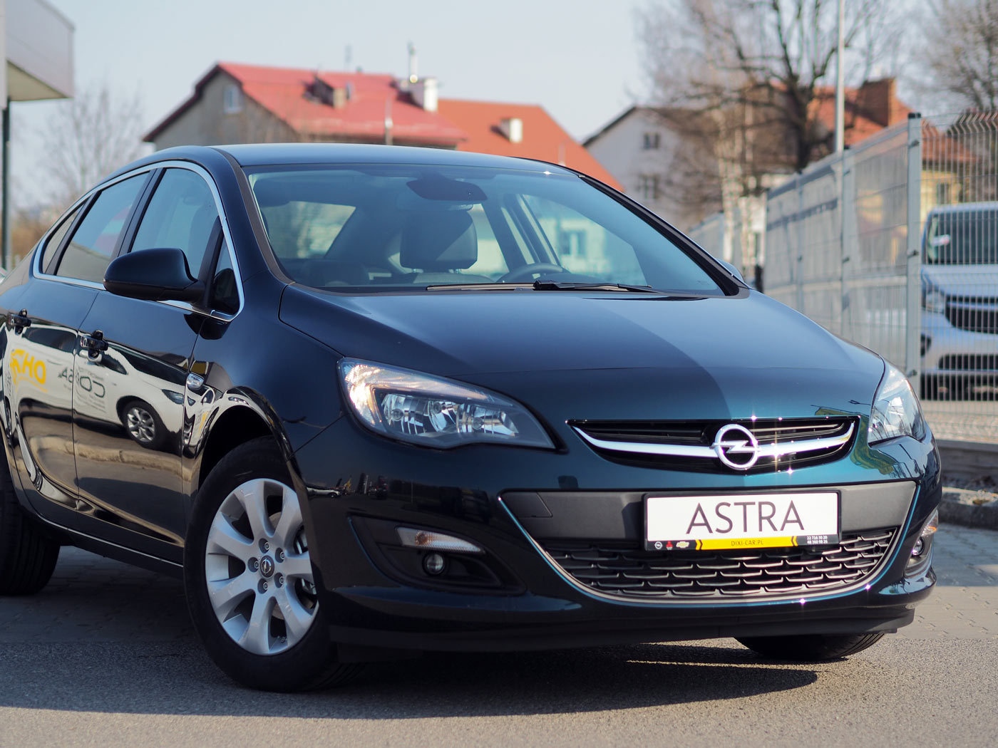 Astra przed domem, czerwony dach