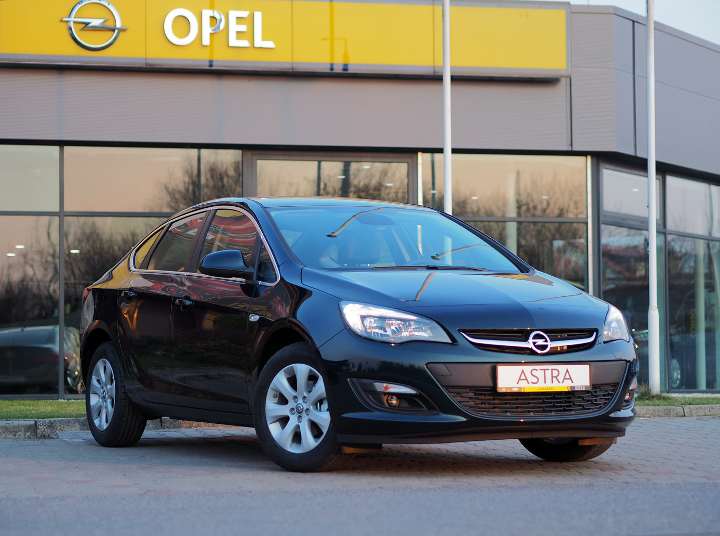 Wyprzedaż Salon Opel. Astra 4-drzwiowa