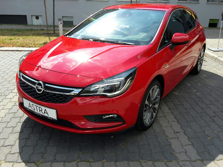 Czerwony Opel Astra 5