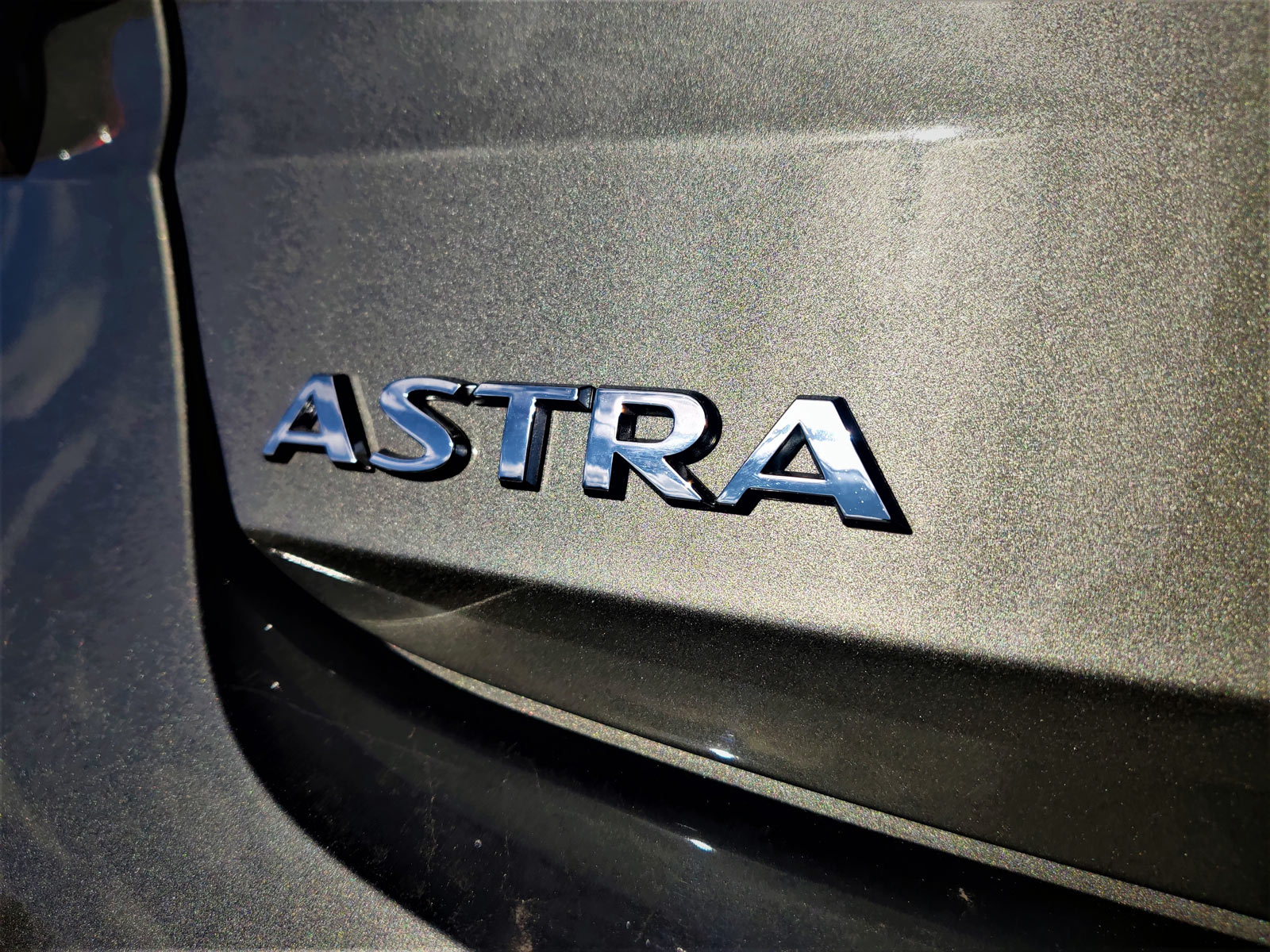 Emblemat napis Astra na tylnej klapie