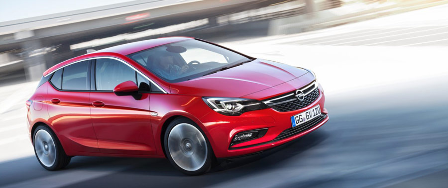 Czerwony Opel Astra model roku 2016