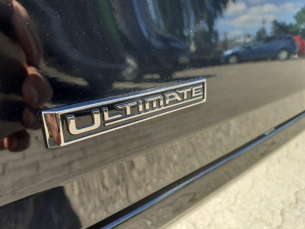 Emblemat Ultimate na drzwiach kierowcy