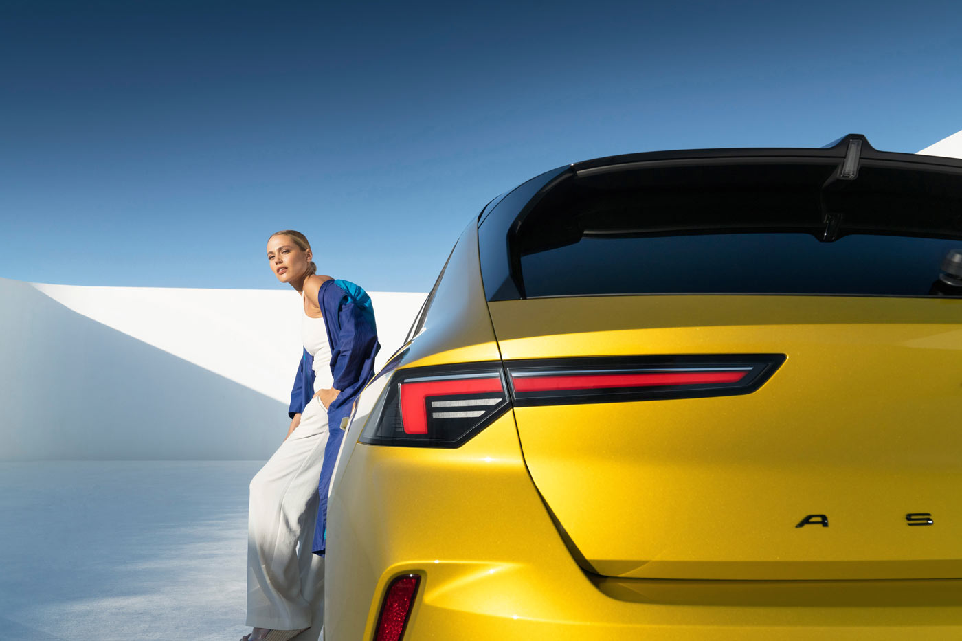 Lewa tylna lampa LED nowy Opel Astra VI, nowoczesna kobieta
