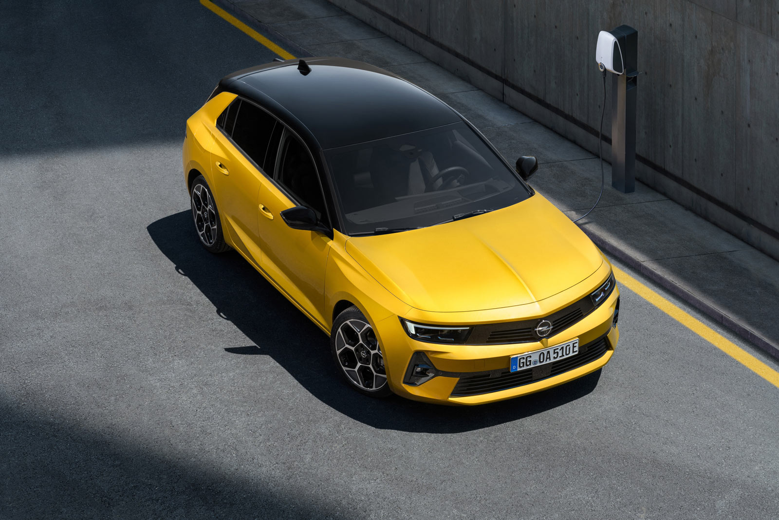 Czarny dach nowy Opel Astra szóstka