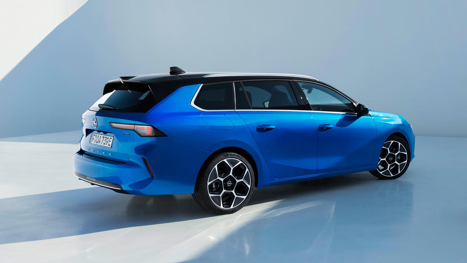 Opel Astra szóstka Sports Tourer tył, niebieska