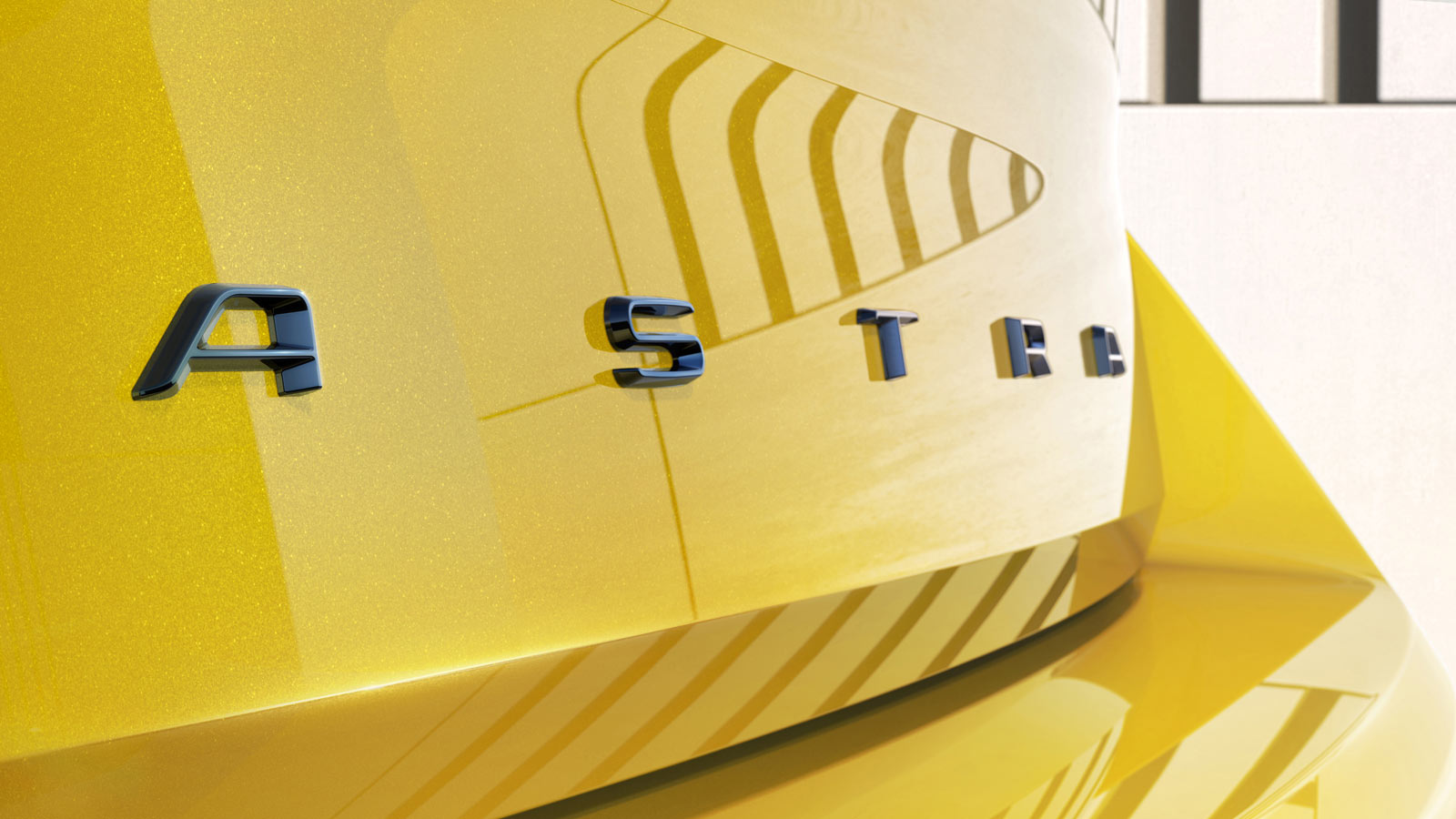 Tylna klapa nowy Opel Astra L, emblemat na środku