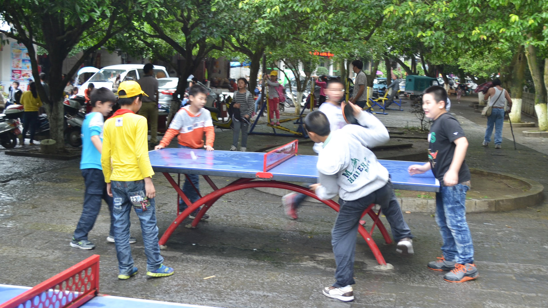 Dzieci grają w ping-pong, park, Chiny
