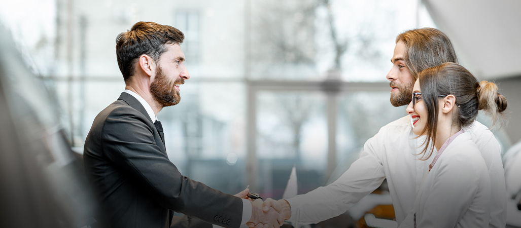 Klienci i sprzedawca w salonie BAIC