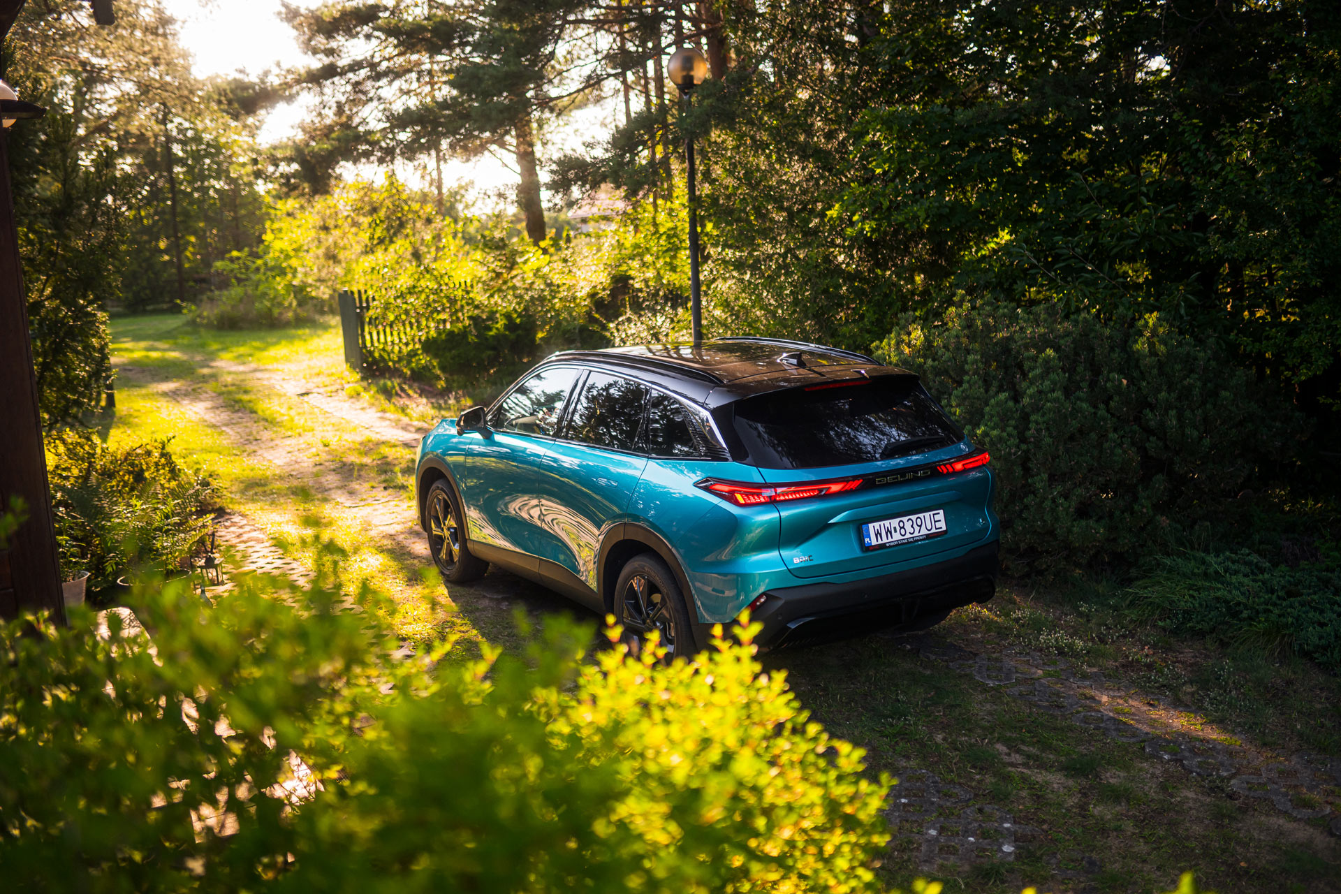 Duży SUV na działkę