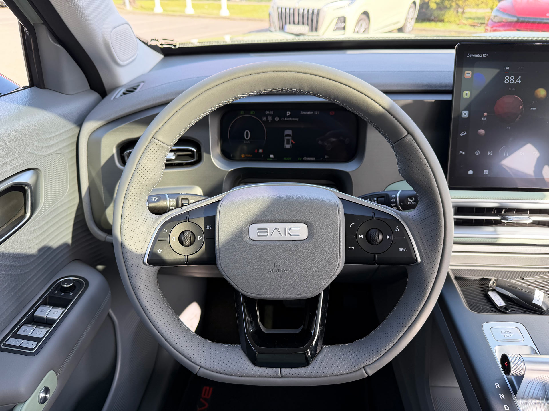 Kierownica, zegary, lewarek skrzyni automatycznej BAIC BJ30e