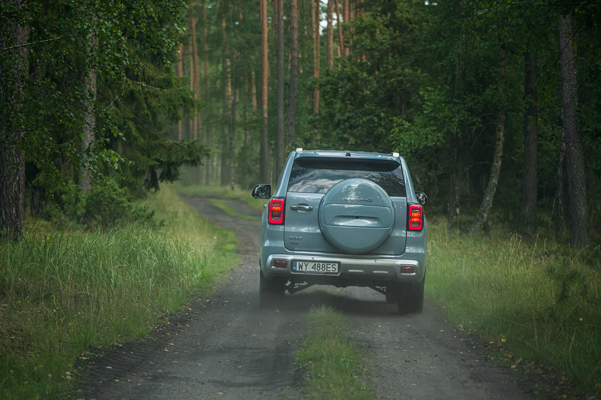 BAIC BJ60 na żużlowym dukcie w puszczy