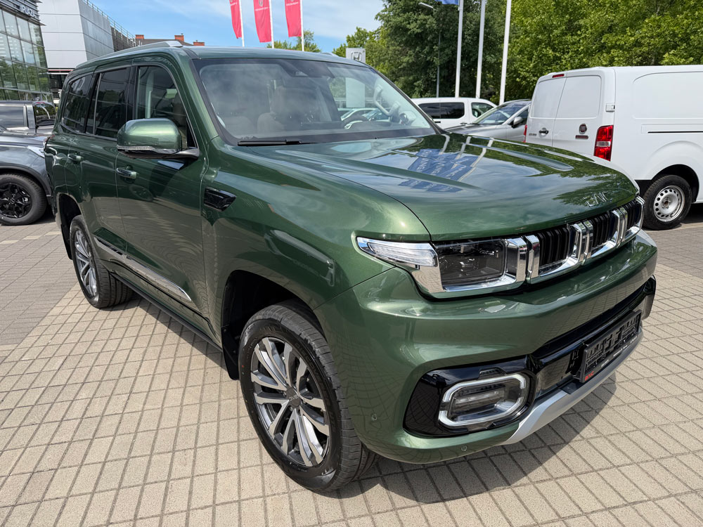 Ciemnozielony (HAH) BAIC BJ60, prawy przedni profil. Budynek autoryzowanego dealera w Warszawie