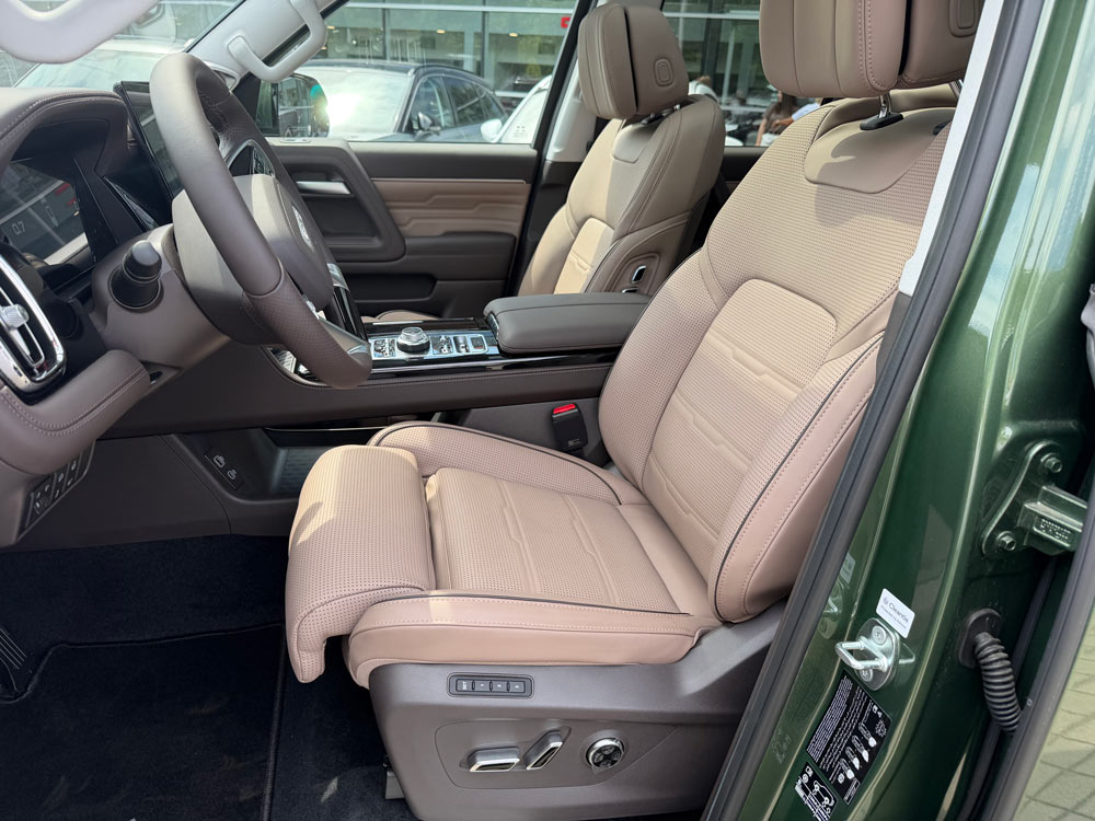 Fotel kierowcy i pasażera w BAIC BJ60. Podłokietnik