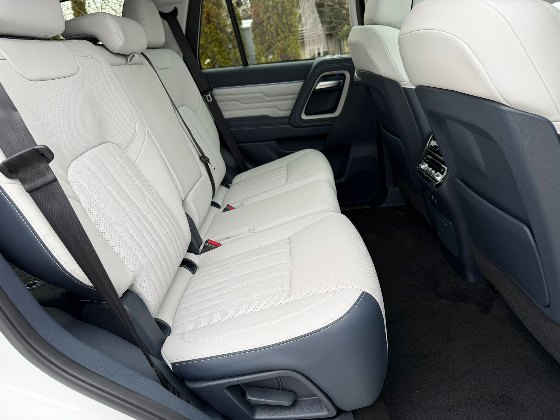 Ilość miejsca na nogi w drugim rzędzie siedzeń w BAIC BJ60