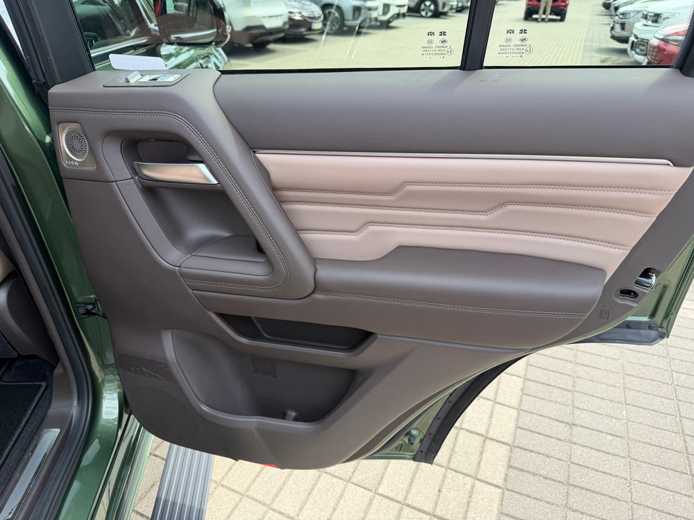 Tapicerka, boczek prawych tylnych drzwi BAIC BJ60. Głośnik cykacz Harman Infinity