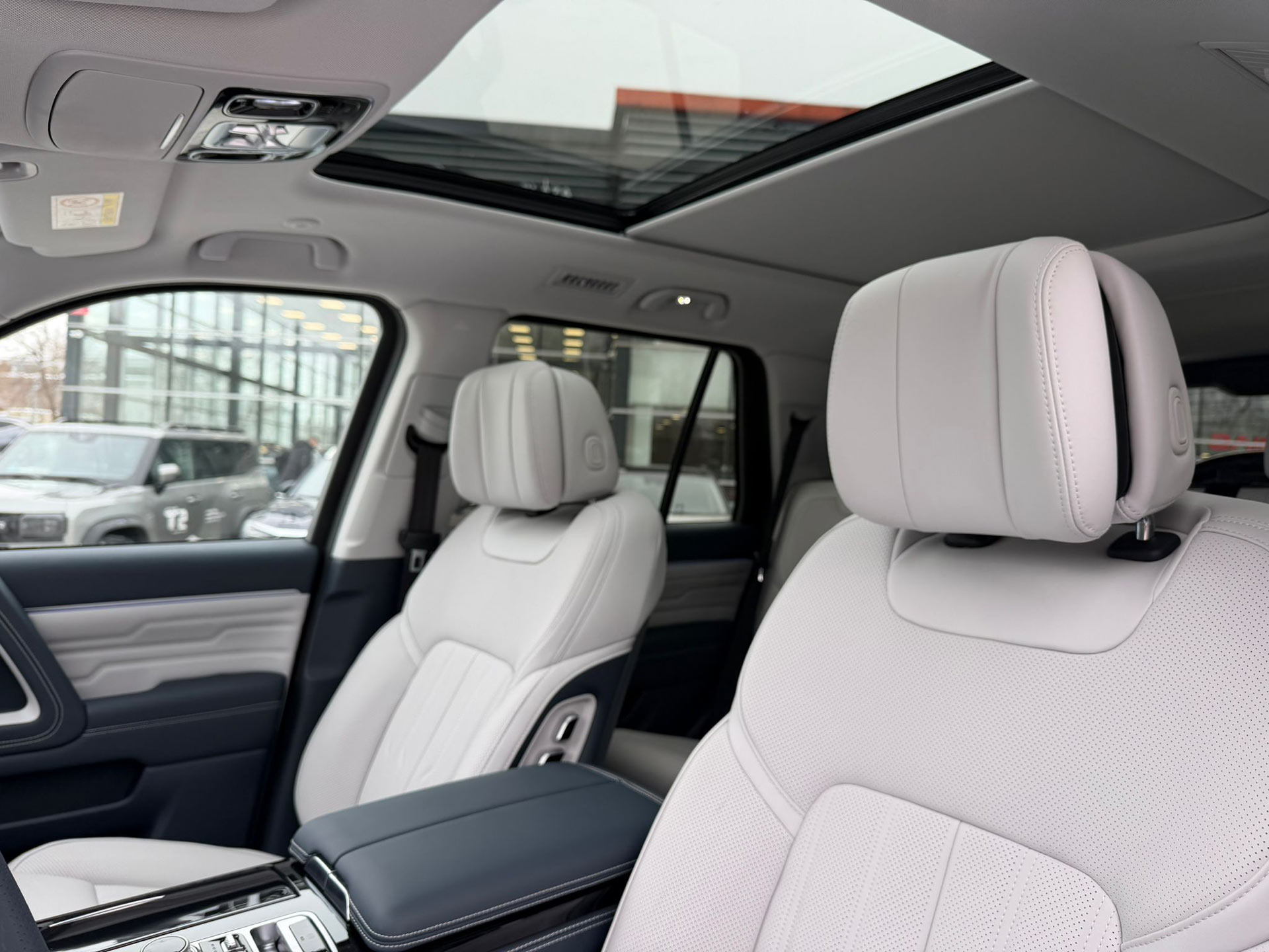 Zagłówki foteli przednich, okno dachowe, szyberdach BAIC BJ 60