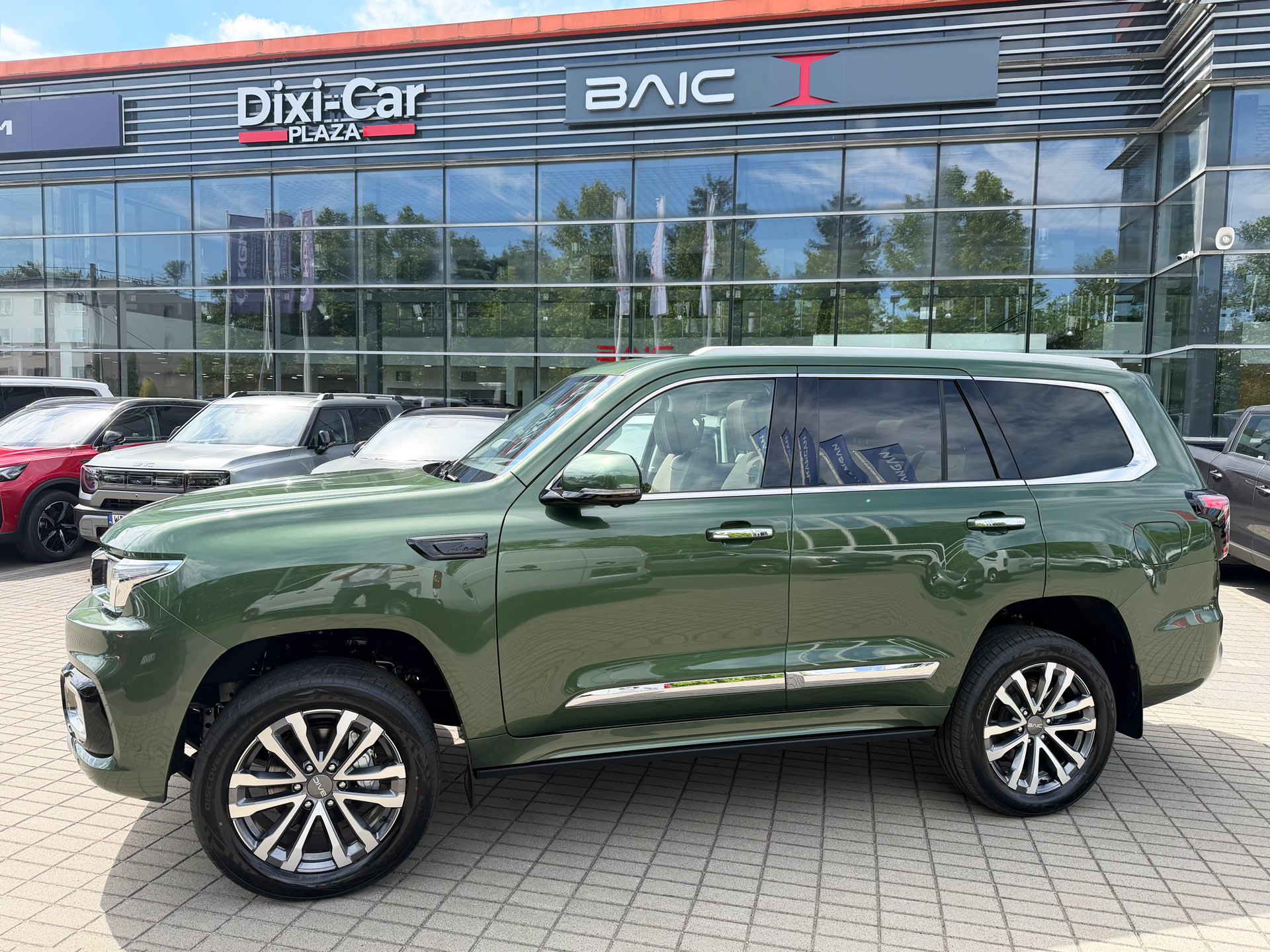 Zielony BAIC BJ60 z boku przed salonem