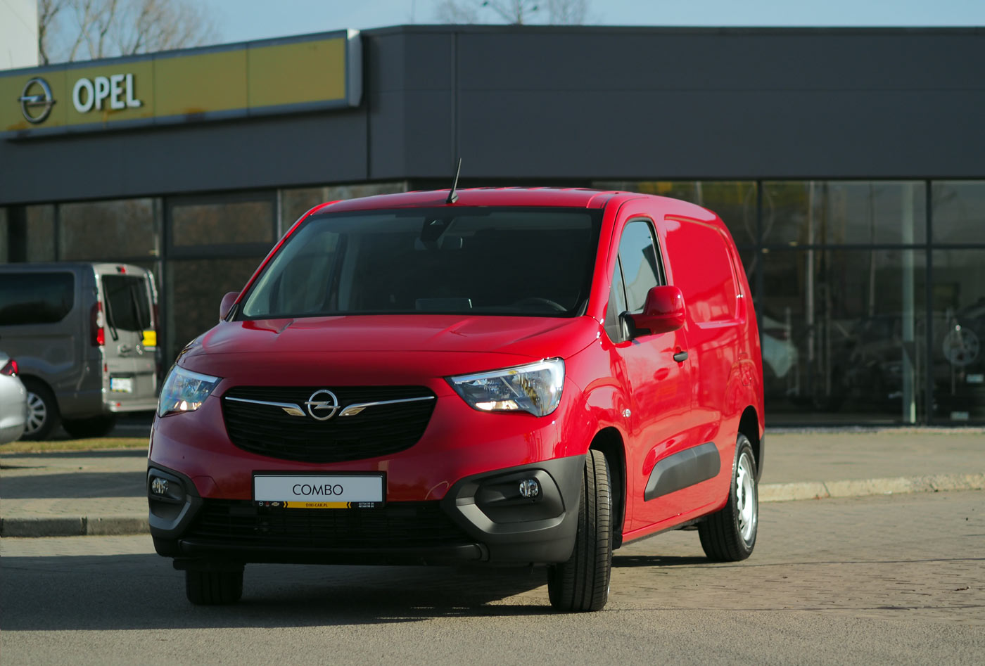 Combo Cargo XL przed salonem Opel