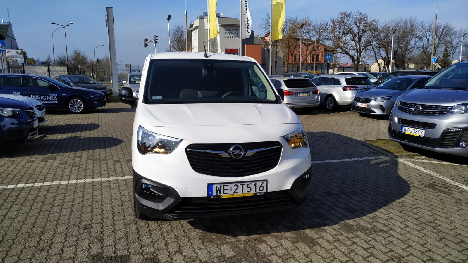 Biały Opel Combo Cargo przód parking