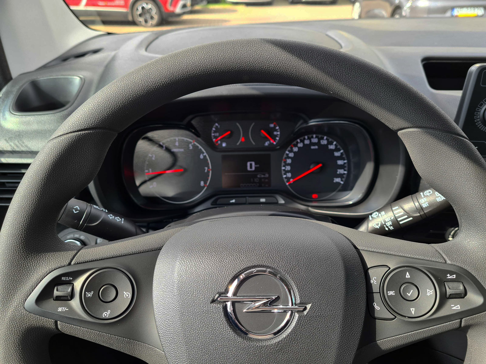 Kierownica, przyciski tempomatu, zegary Opel Combo Cargo