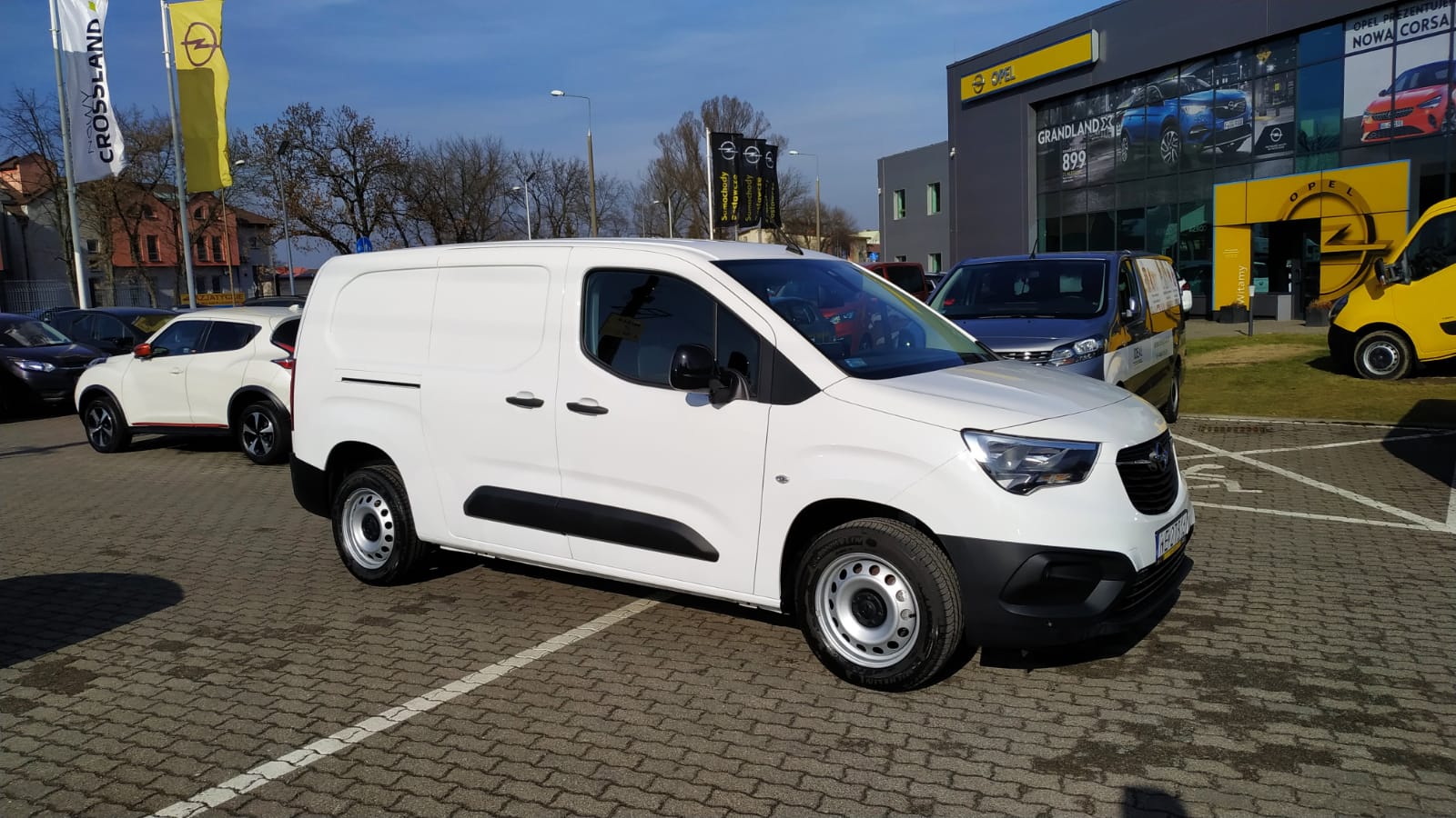 Opel Combo Cargo wydłużony biały przed salonem Opel