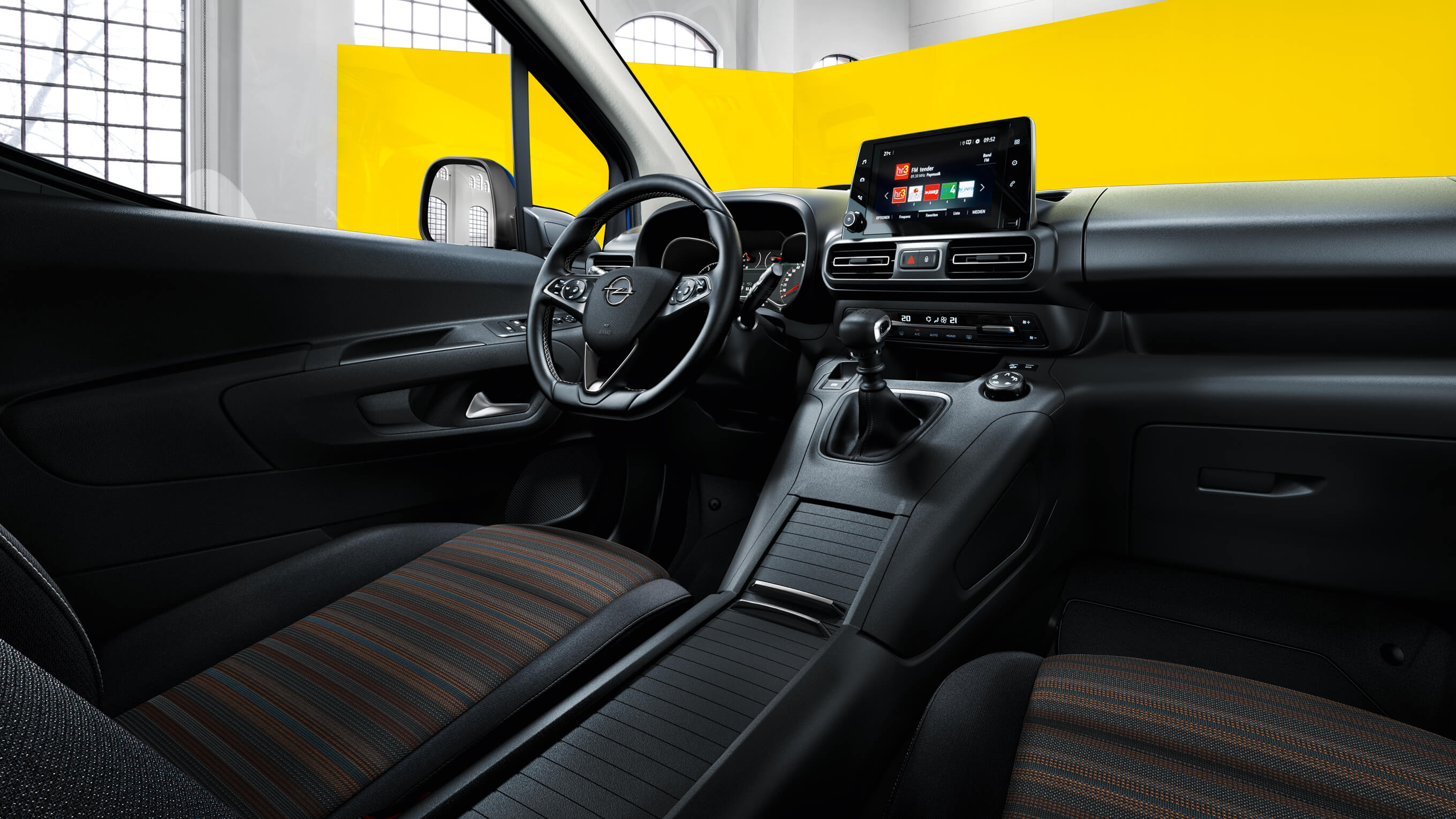 Deska rozdzielcza i przestrzeń kabiny Opel Combo Life