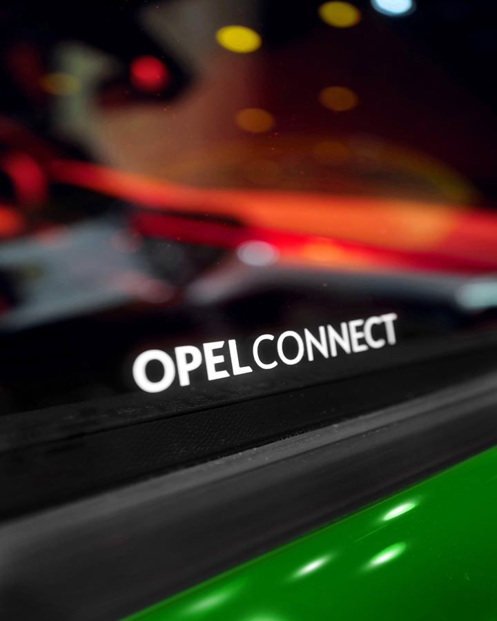 Naklejka Opel Connect na szybie samochodu
