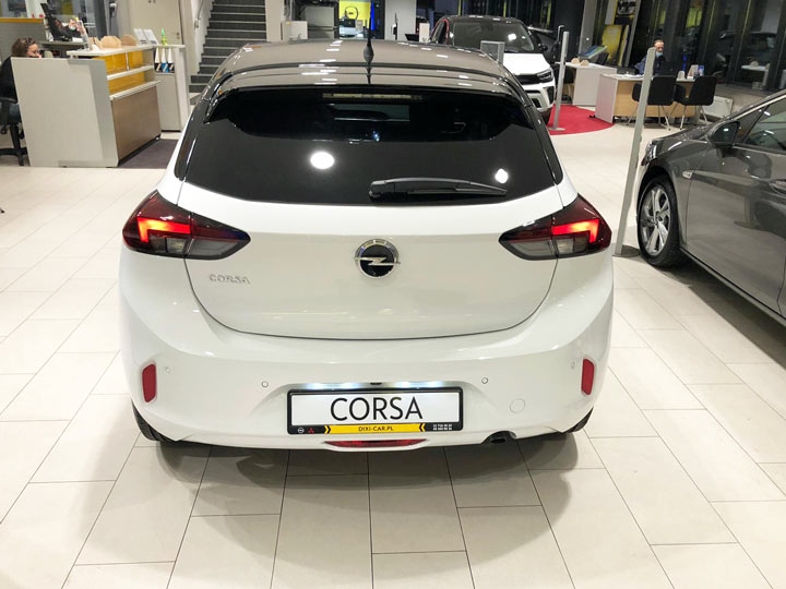 Biały Opel Corsa F tył, salon Opel