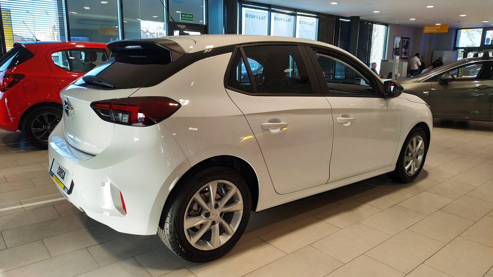 Nowa Corsa biała, salon Opel
