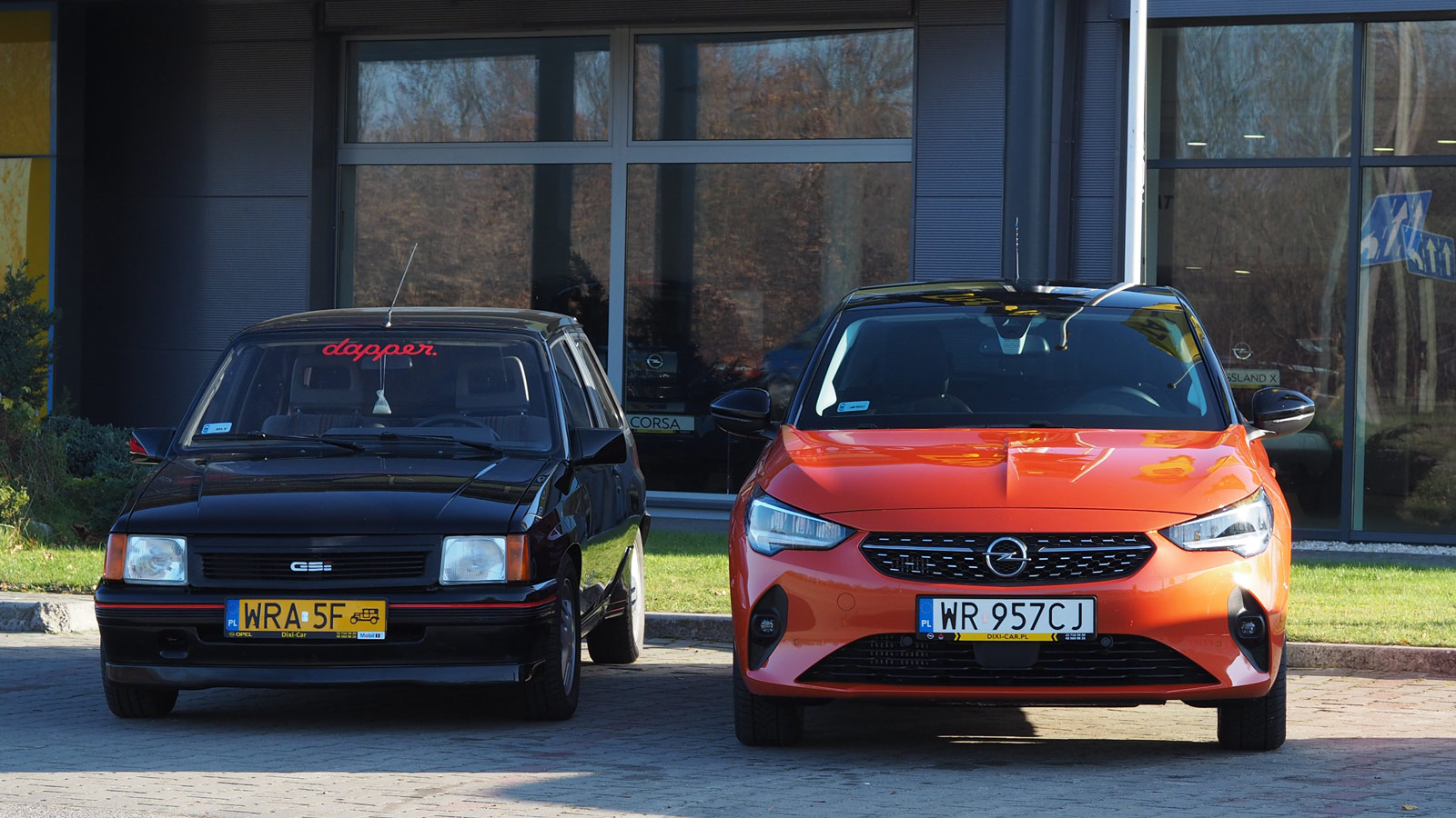 Pomarańczowa nowa Corsa F przed salonem Opel