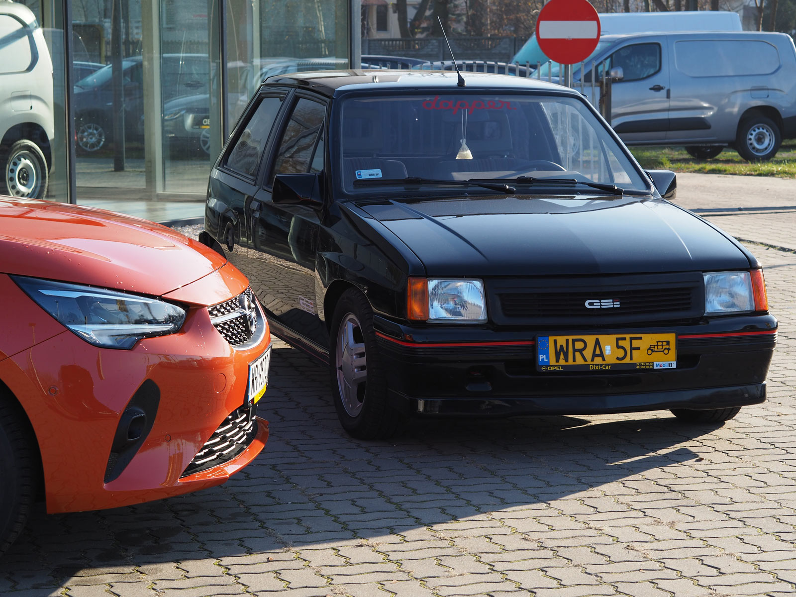 Pomarańczowa Corsa VI i czarna Corsa I GSi