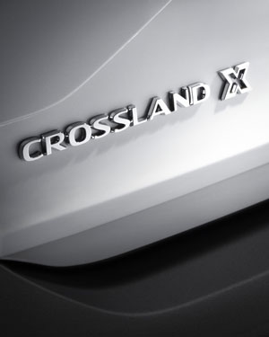 Emblemat Crossland X na tylnej klapie