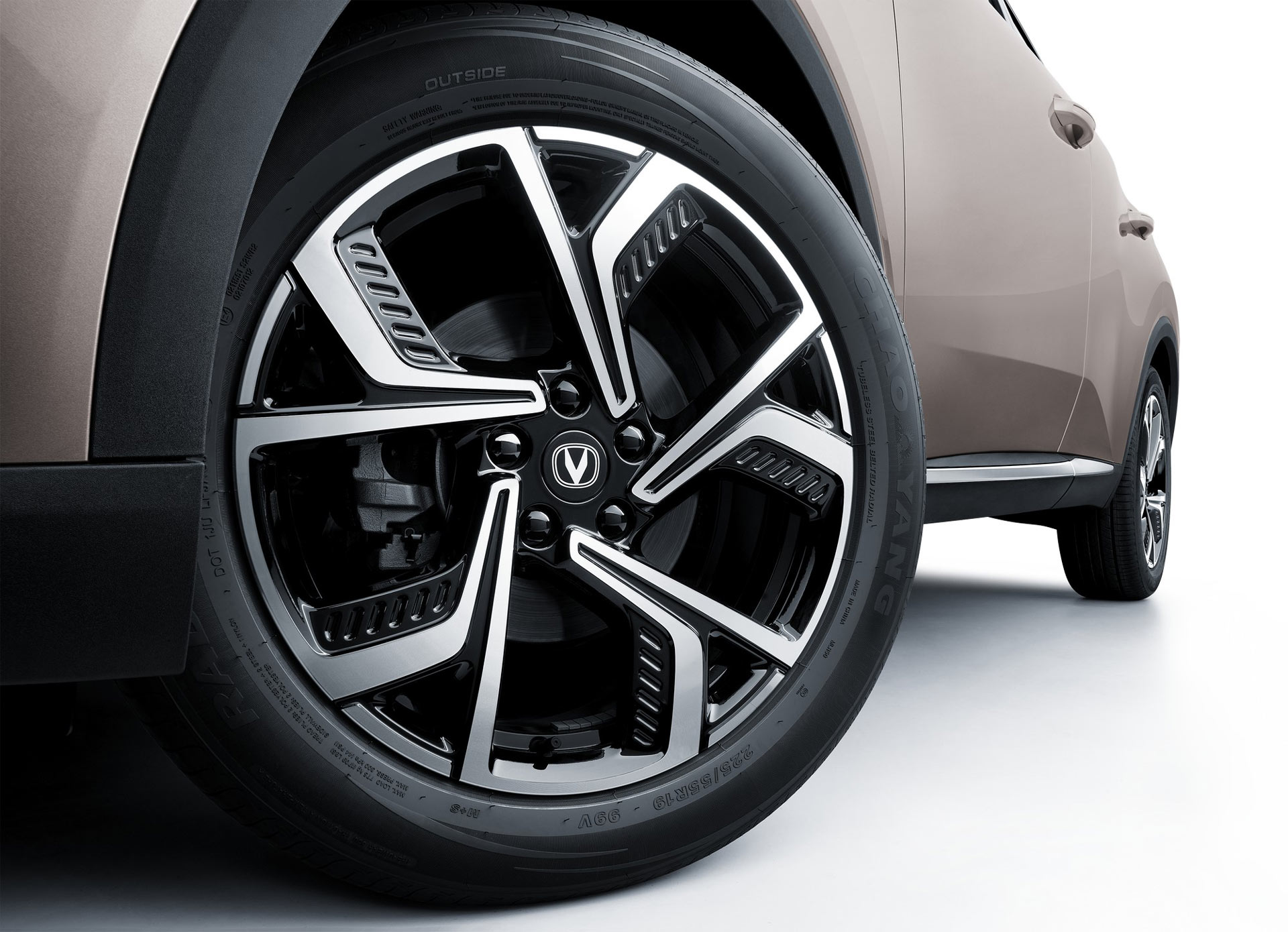 Lewe przednie koło samochodu Changan CS55. Opona 225/55R19 99V