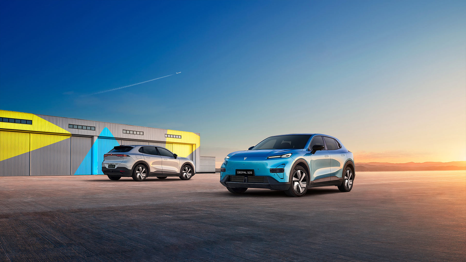 Elektryczny SUV z Chin przed hangarem lotniczym. Przód i tył EV