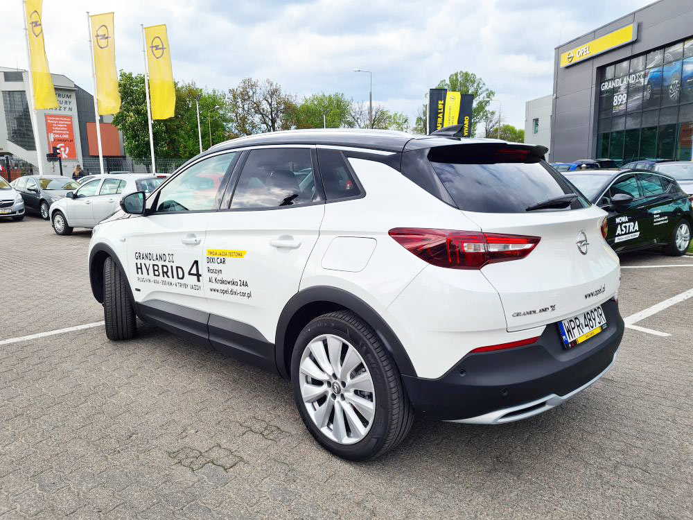 Grandland X Hybrid4 przed salonem Opel