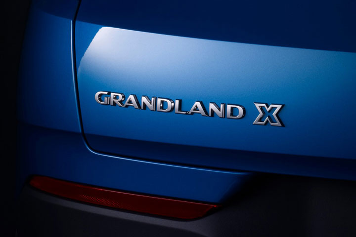 Napis Grandland X na tylnej klapie