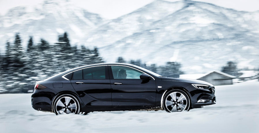 Sylwetka nowy Opel Insignia, zima, góry