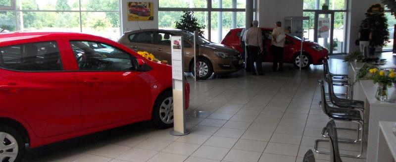 Klienci w salonie Opel