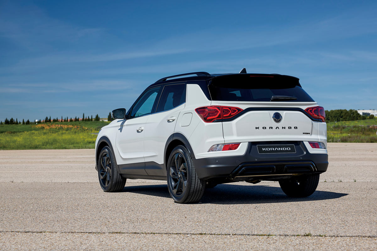 Korando Black tył. Czarny dach
